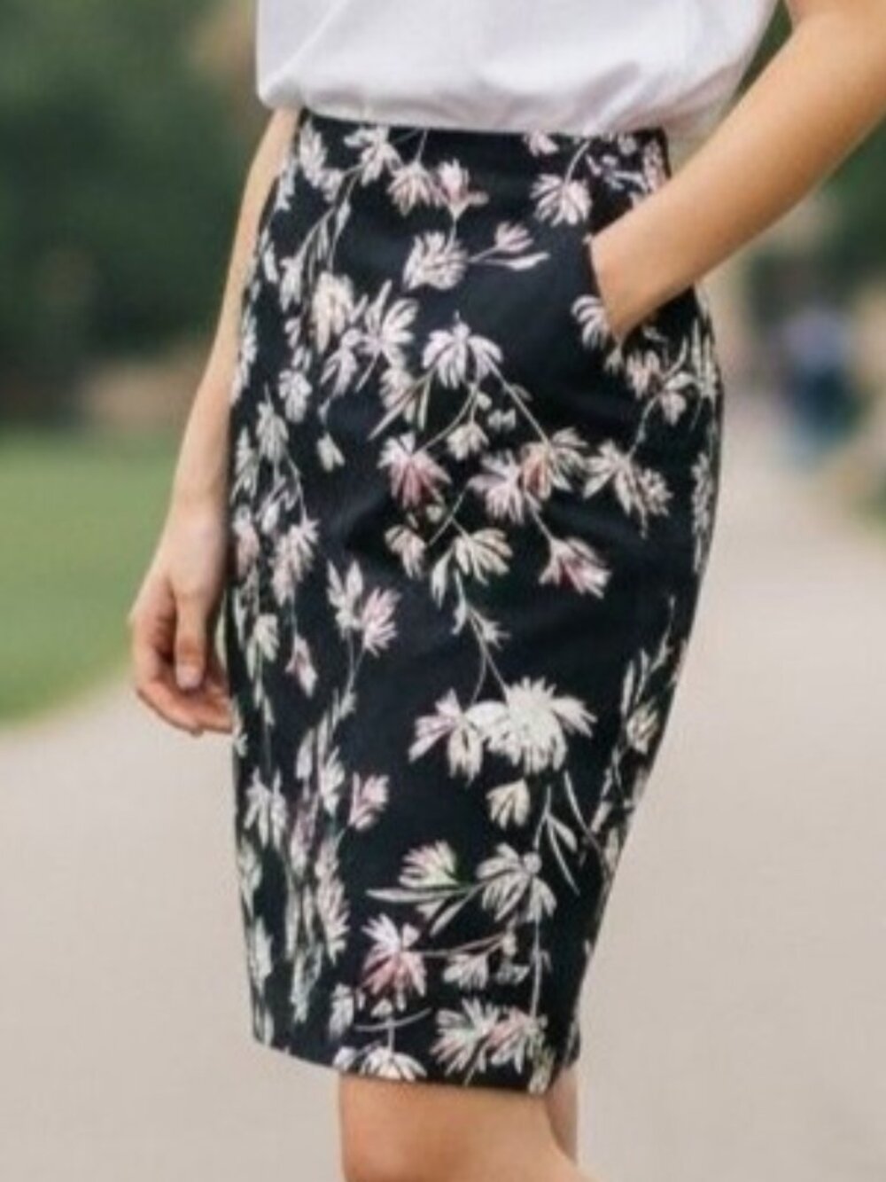 Ann Taylor Factory Black Floral Print Pencil Skirt Size 0 Cotton Blend EUC
